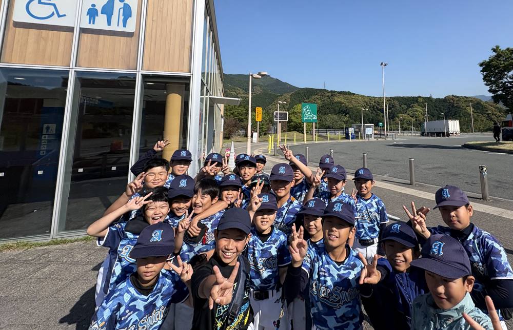 遠征先でピースサインをする選手たち
